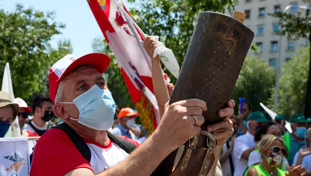 Un manifestante en la calle, sosteniendo un cencerro, frente a la sede del Ministerio para la Transición Ecológica y el Reto Demográfico para protestar por la inclusión del lobo en el Listado de Especies Silvestres en Régimen de Protección Especial (LESPE), a 9 de junio de 2021, en Madrid (España). Convocados por la Plataforma en Defensa de la Gestión del Lobo 'Convivencia Lobo-Ganadero vivo', los ganaderos quieren poner de manifiesto los ataques de lobos que sufren a diario y reivindicar el mantenimiento de su gestión como única herramienta efectiva para la supervivencia de su actividad económica y su propia seguridad.09 JUNIO 2021;UNIÓN DE PEQUEÑOS AGRICULTORES Y GANADEROS;LOBO;CONVIVENCIA LOBO-GANADERO VIVO;DEFENSA DE LA GESTIÓN DEL LOBO;MADRIDJesús Hellín / Europa Press09/06/2021