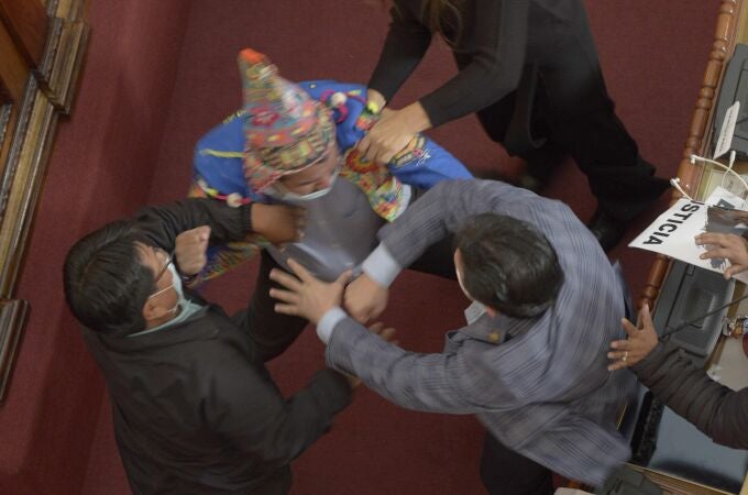 Fotografía de la pelea a puños entre el diputado oficialista Antonio Colque (c) y el senador opositor Henry Montero (d), hoy en La Paz (Bolivia).
