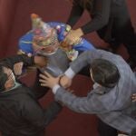 Fotografía de la pelea a puños entre el diputado oficialista Antonio Colque (c) y el senador opositor Henry Montero (d), hoy en La Paz (Bolivia).