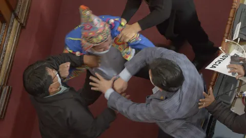 Fotografía de la pelea a puños entre el diputado oficialista Antonio Colque (c) y el senador opositor Henry Montero (d), hoy en La Paz (Bolivia).