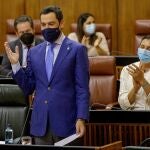 El presidente andaluz, Juanma Moreno, es aplaudido en una de sus intervenciones en la sesión de control al Gobierno. EFE/Julio Muñoz