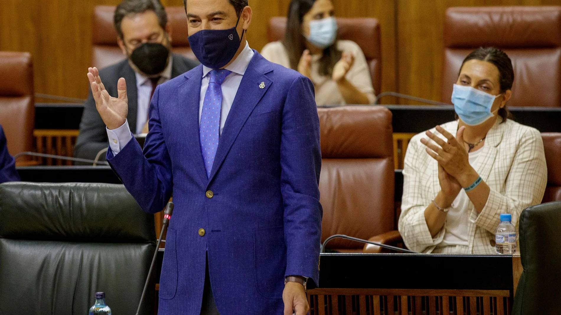 El presidente andaluz, Juanma Moreno, es aplaudido en una de sus intervenciones en la sesión de control al Gobierno. EFE/Julio Muñoz