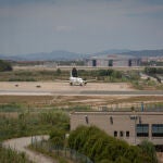 Un avión en el aeropuerto de Josep Tarradellas Barcelona-El Prat, cerca del espacio protegido natural de La Ricarda, a 9 de junio de 2021, en El Prat de Llobregat, Barcelona, Cataluña (España). La Ricarda es un espacio protegido de 800 metros de longitud y 100 de altura que consiste en un antiguo brazo de río abandonado. Está situado en el municipio de El Prat de Llobregat, junto al aeropuerto Josep Tarradellas Barcelona-El Prat.09 JUNIO 2021;LA RICARDA;BARCELONA;ESPACIO NATURAL;CATALUÑA;AEROPUERTODavid Zorrakino / Europa Press09/06/2021
