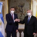 El jefe de Gobierno español Pedro Sánchez (i) saluda al presidente argentino Alberto Fernández (d) hoy, en la Casa Rosada en Buenos Aires (Argentina).