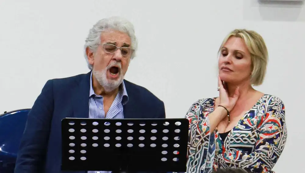 Plácido Domingo y Ainhoa Arteta, durante los ensayos para el concierto benéfico de esta tarde en el Auditorio Nacional