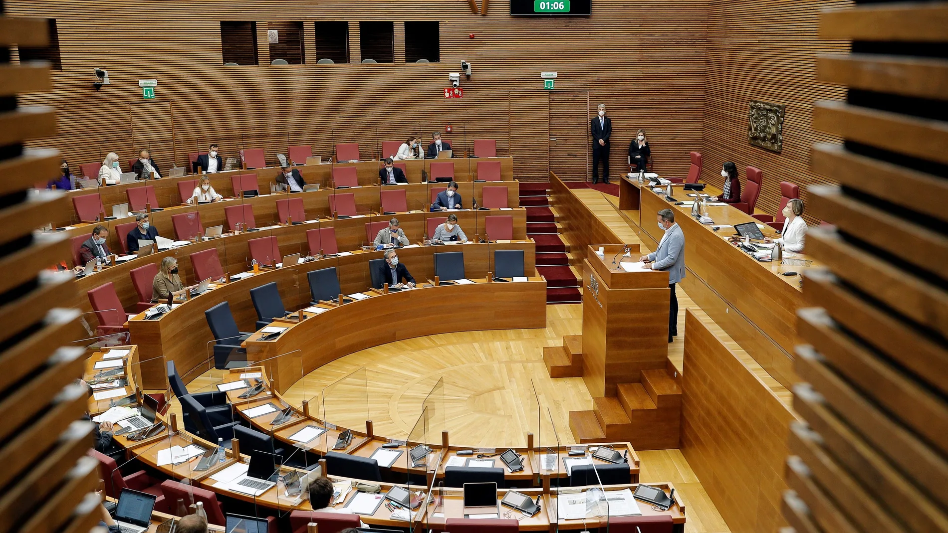 El pleno de Les Corts convalida los decretos del Consell de medidas extraordinarias de apoyo a la solvencia empresarial en respuesta a la pandemia de la covid-19 y de ayudas para empresas del sector del transporte público discrecional de viajeros en autobús por carretera afectadas económicamente por la covid-19.