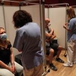 Varias personas a punto de recibir la vacuna contra la covid-19 en el Hospital Severo Ochoa de Leganés, Madrid, donde se inició el miércoles la vacunación de la población general de 40 a 49 años