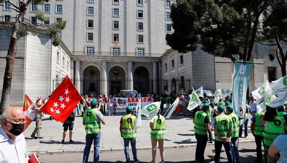 MADRID, 09/06/2021.- Vista general de la manifestación de asociaciones agrarias para pedir que se reduzca la protección al Lobo ibérico ante el Ministerio de Transición Ecológica, este miércoles, en Madrid. EFE/Zipi