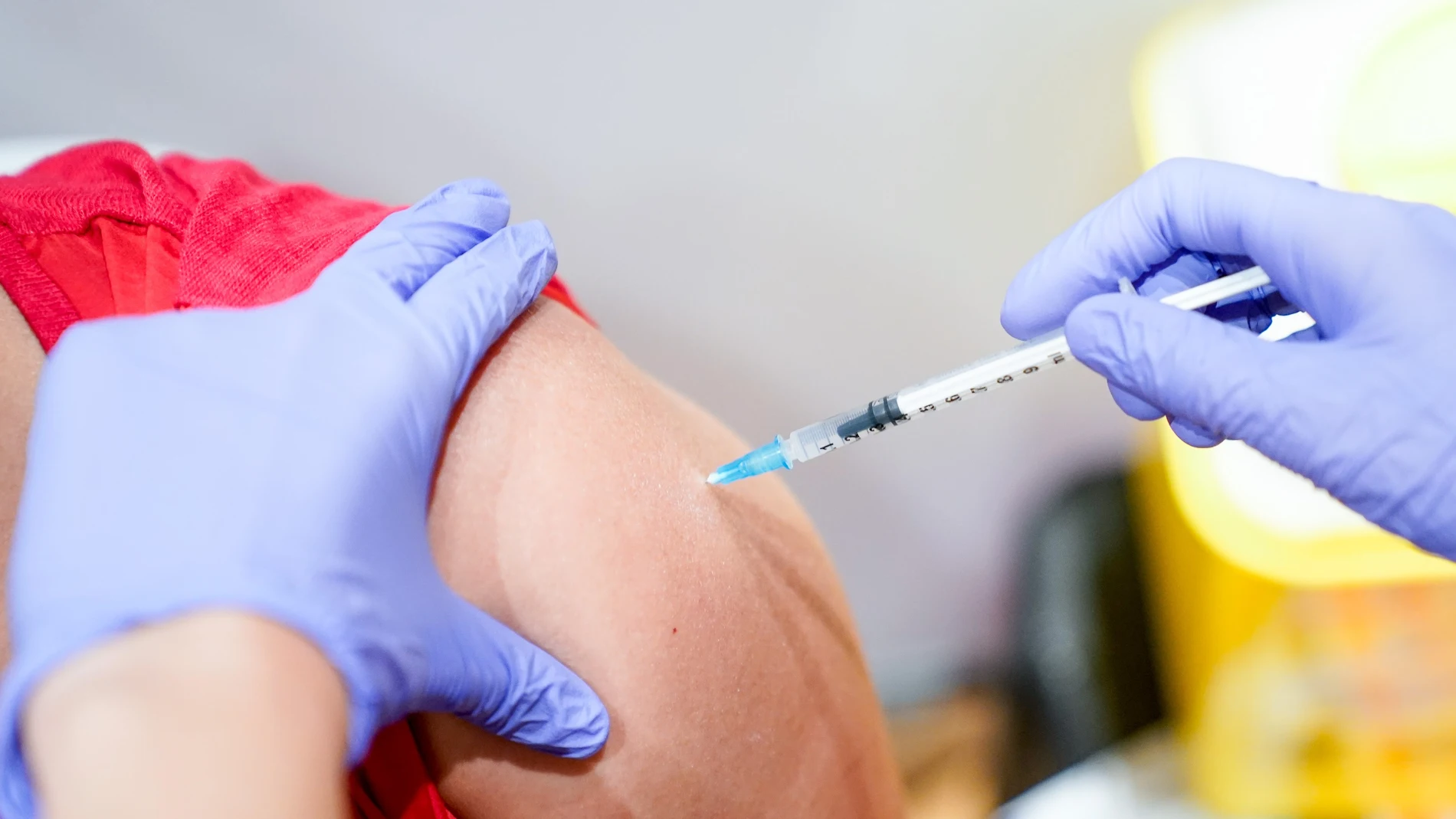 Una persona recibe la primera dosis de la vacuna de Pfizer-BioNTech contra el Covid-19, a 9 de junio de 2021, en el Severo Ochoa