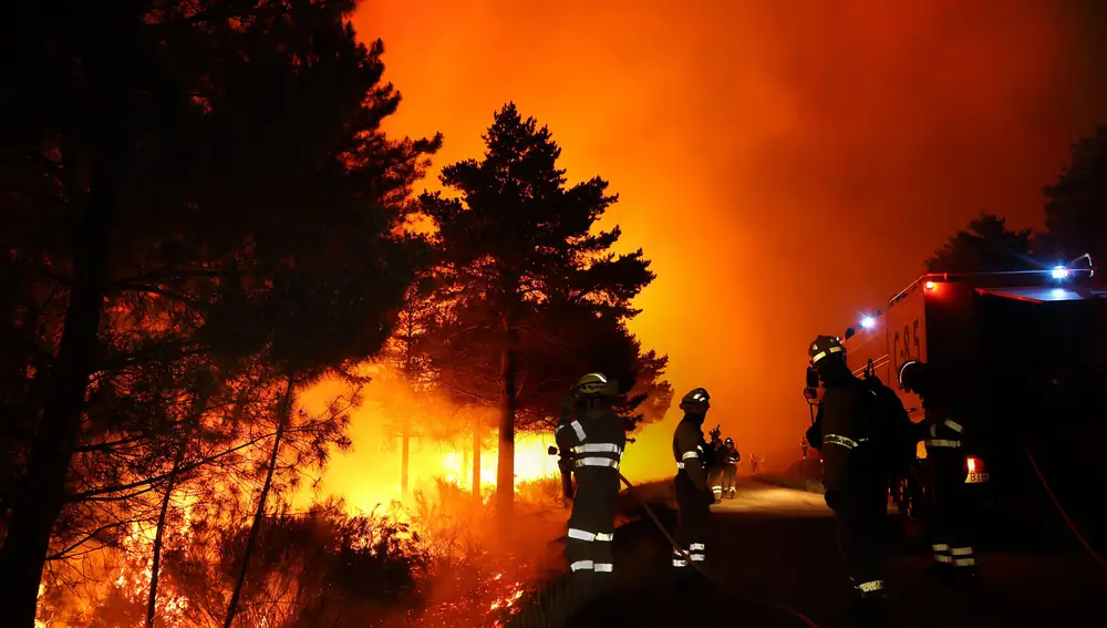 El incendio forestal se inició en el término de Serradilla del Arroyo (Salamanca) alrededor de las 16.30 horas. Durante toda la noche cuadrillas de bomberos están luchando contra el fuego
