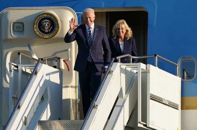 Joe Biden y la primera dama, a su llegada a Suffolk (Reino Unido) para asistir a la cumbre del G-7 del viernes
