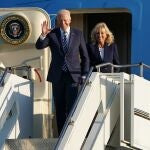 Joe Biden y la primera dama, a su llegada a Suffolk (Reino Unido) para asistir a la cumbre del G-7 del viernes