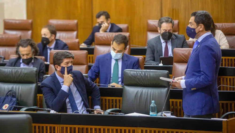 El presidente de la Junta de Andalucía, Juanma Moreno, con el vicepresidente observándolo