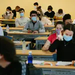 Alumnos de bachillerato momentos durante la pruebas de la EBAU en Soria