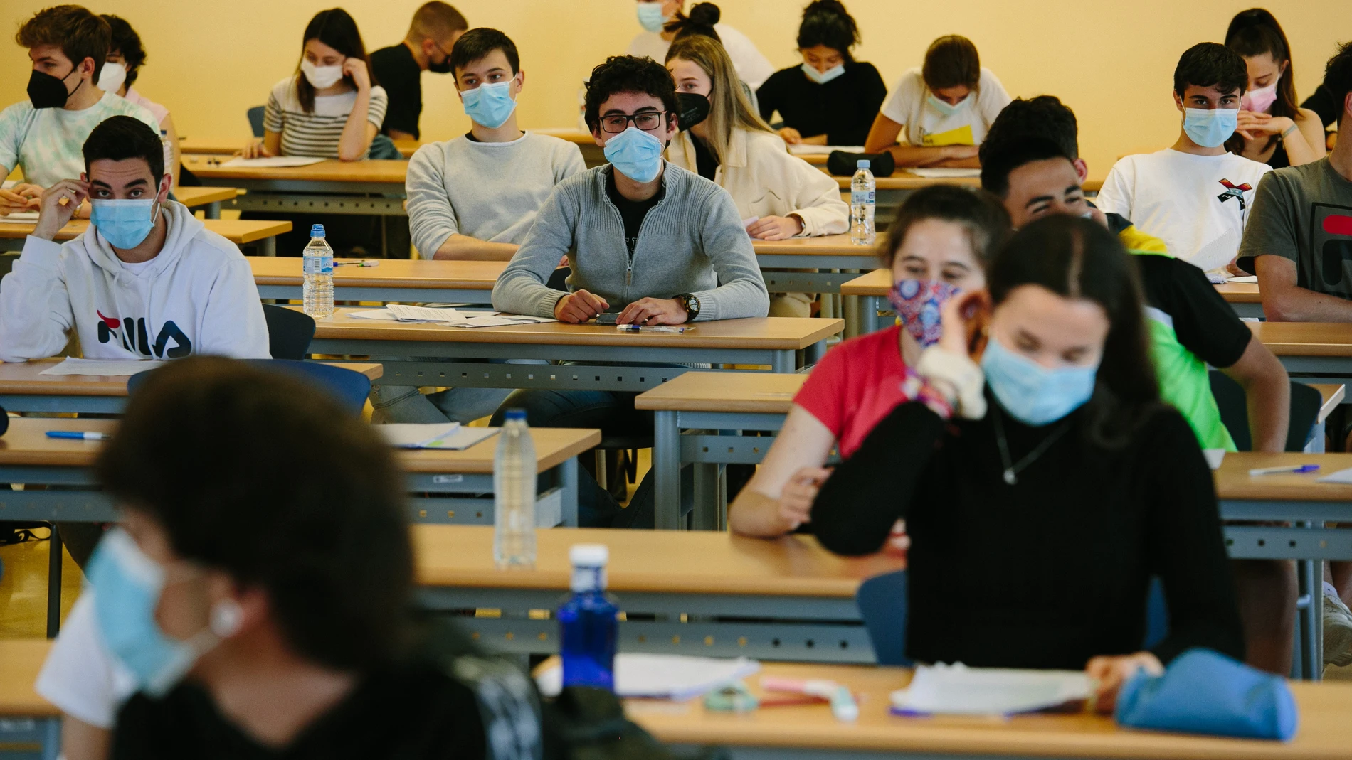 Alumnos de bachillerato momentos durante la pruebas de la EBAU en Soria
