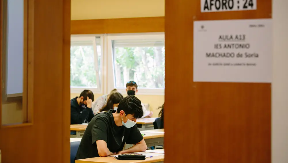 Alumnos de bachillerato momentos antes de comenzar las pruebas de la pasada EBAU en Soria