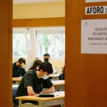 Alumnos de bachillerato momentos antes de comenzar las pruebas de la pasada EBAU en Soria