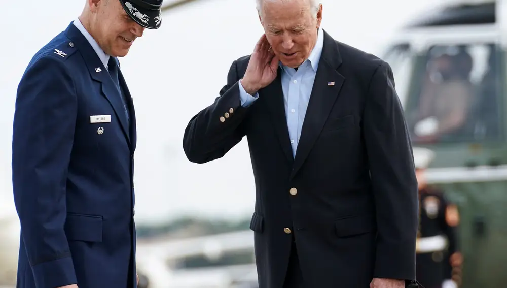 El presidente Joe Biden gesticula tras ser &quot;atacado&quot; por una cigarra