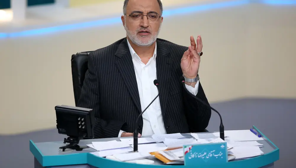 Alireza Zakani, candidato a la presidencia, durante un debate entre los candidatos. EFE