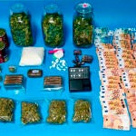 Material incautado por la Policía Nacional a dos hombres y una mujer detenidos al desmantelar un punto negro de venta de droga en Gamonal (Burgos)