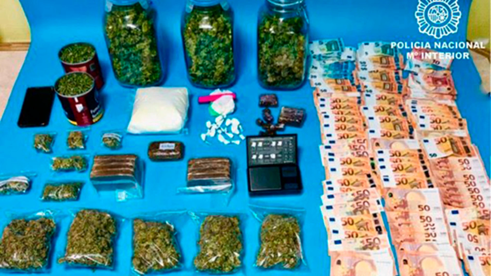 Material incautado por la Policía Nacional a dos hombres y una mujer detenidos al desmantelar un punto negro de venta de droga en Gamonal (Burgos)