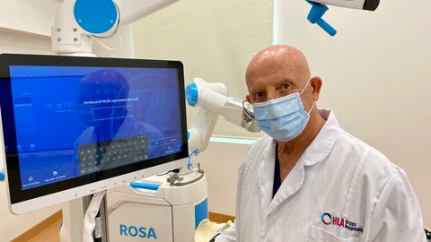 Enrique Galindo, jefe de Cirugía ortopédica y Traumatología de HLA Universitario Moncloa de Madrid, junto al robo ROSA