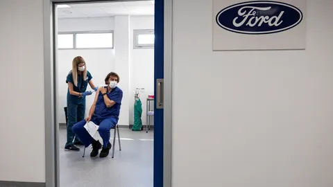 El proceso de vacunación contra la covid-19 comienza en la planta de Ford en Almussafes