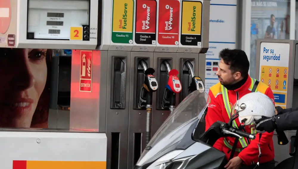 Un trabajador dispensa gasolina de un surtidor este viernes 13 de noviembre en Madrid. Carburantes y alimentos elevan la inflación al 0,4 % en noviembre. EFE/Fernando Alvarado