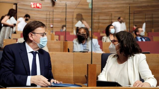 El president de la Generalitat, Ximo Puig, conversa con la vicepresidenta, Mónica Oltra