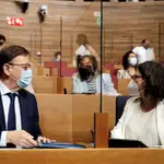 El president de la Generalitat, Ximo Puig, conversa con la vicepresidenta, Mónica Oltra