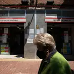 Una mujer pasa por delante de una oficina de empleo en Madrid
