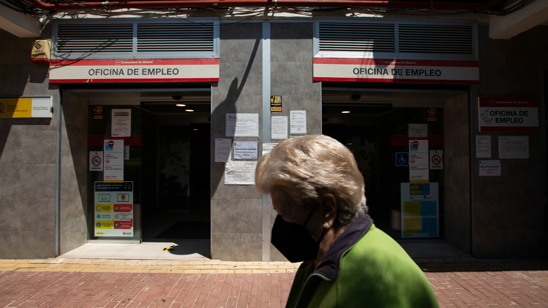 Una mujer pasa por delante de una oficina de empleo en Madrid