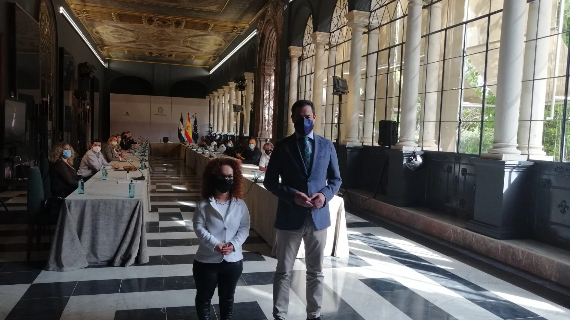 La presidenta del Comité de Entidades Representantes de Personas con Discapacidad (Cermi) y el presidente de la Junta de Andalucía