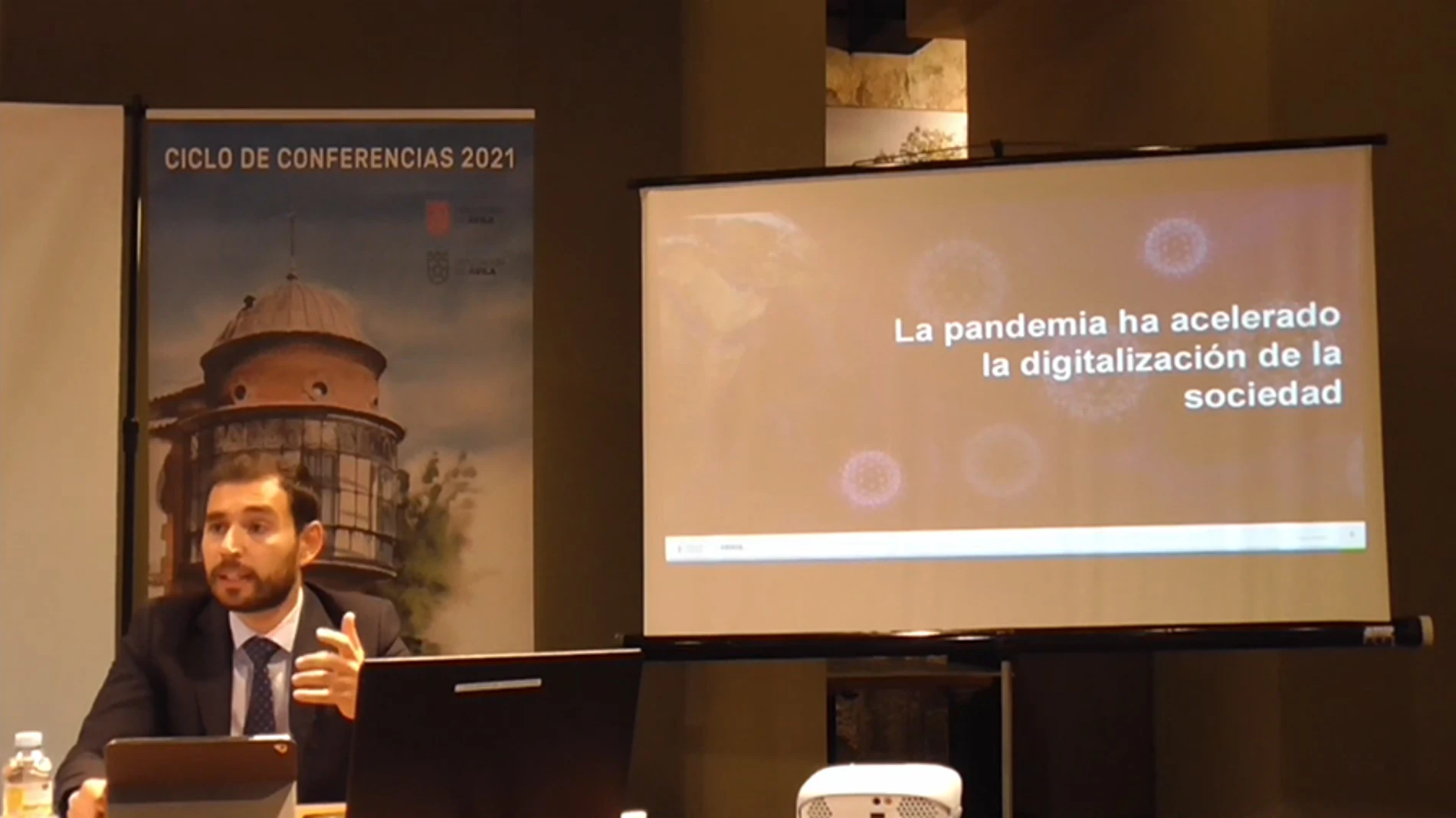 El profesor Javier Jorge Vázquez, director del grupo de investigación DEKIS de la Universidad Católica de Ávila (UCAV)