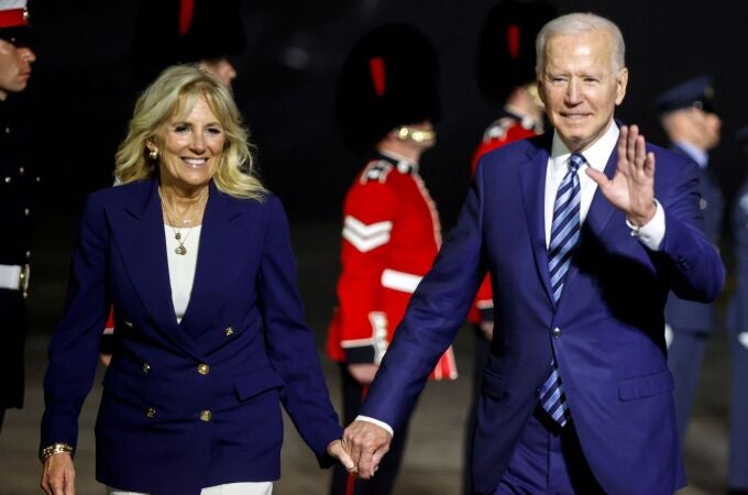 Joe Biden y su esposa Jill Biden a su llegada al aeropuerto de Cornwall en Reino Unido