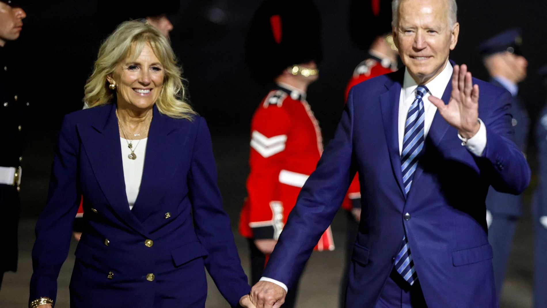 Joe Biden y su esposa Jill Biden a su llegada al aeropuerto de Cornwall en Reino Unido