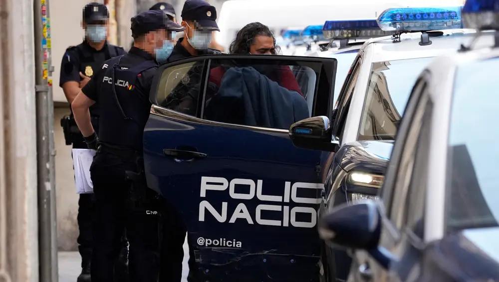 El cantante Diego 'El Cigala' saliendo detenido de comisaría, a 10 de junio de 2021, en Madrid (España). El cantaor flamenco Diego El Cigala fue detenido ayer por un presunto delito de violencia de género.