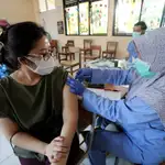 Una mujer recibe una vacuna contra el coronavirus en Yakarta, Indonesia