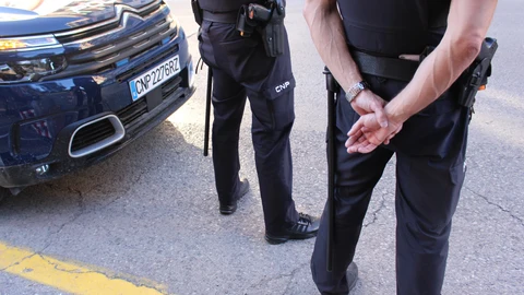 Dos agentes de policía en imagen de archivo