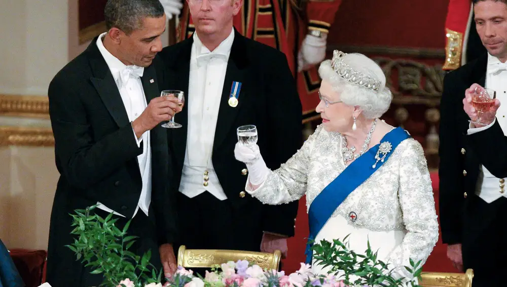 El expresidente de Estados Unidos Barack Obama junto a la reina Isabel II. AP