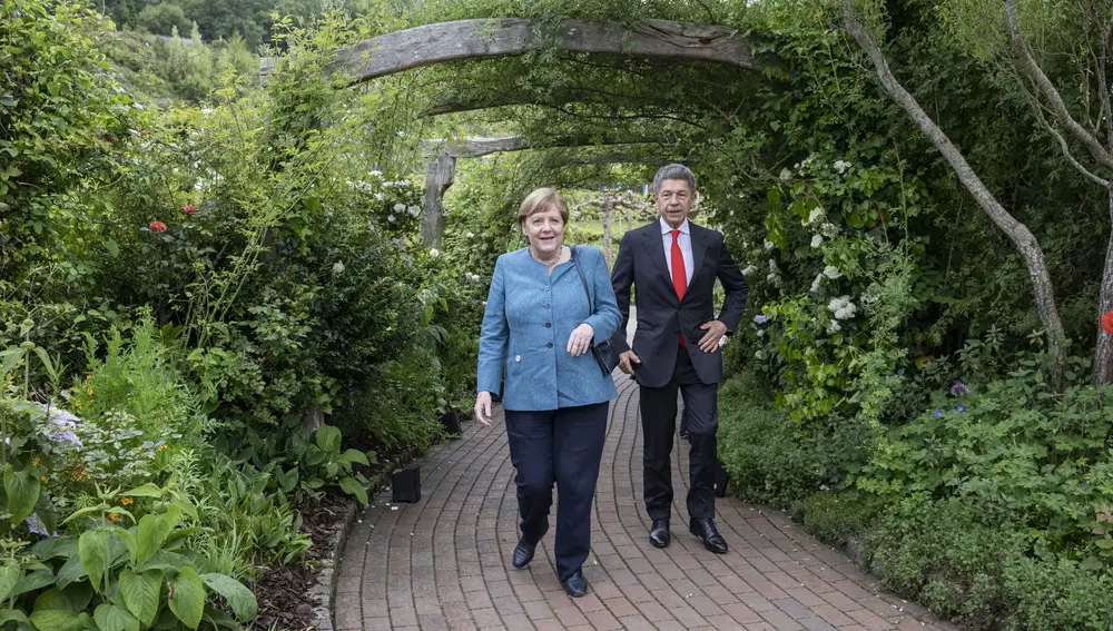 La canciller alemana Angela Merkel y su marido Joachim Saue. AP