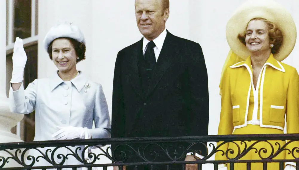 El expresidente de Estados Unidos Gerald Ford junto a la reina Isabel II en la Casa Blanca. AP