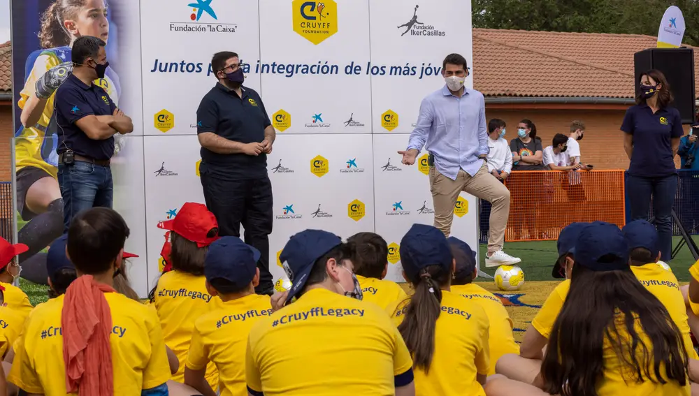 La Fundación Cruyff, la Fundación “la Caixa” y la Fundación Iker Casillas inauguran el Cruyff Court Fundación Iker Casillas, con la presencia de Iker Casillas, padrino del Cruyff Court Fundación Iker Casillas; Pati Roura, directora de la Fundación Cruyff; Xavier Bertolín, director corporativo de Educación y Marketing de la Fundación “la Caixa”; y Jesús Manuel Sánchez Cabrera, alcalde de Ávila