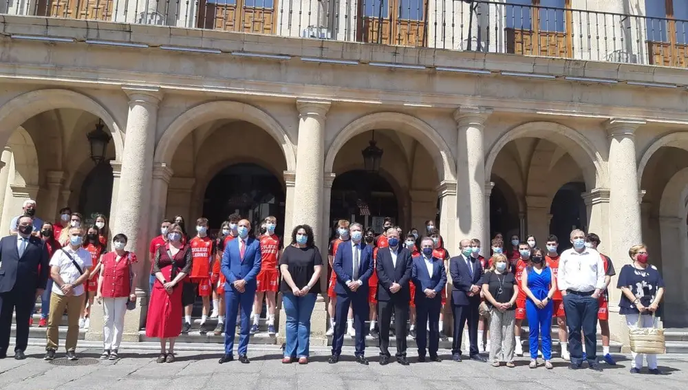 El alcalde de León, José Antonio Diez, encabeza el minuto de silencio en recuerdo de las últimas víctimas de violencia de género.AYUNTAMIENTO DE LEÓN11/06/2021