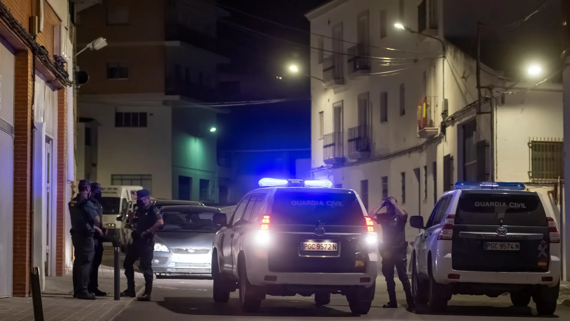 La Guardia Civil junto al domicilio del presunto asesino de Rocío Caíz. EFE/ Raúl Caro.