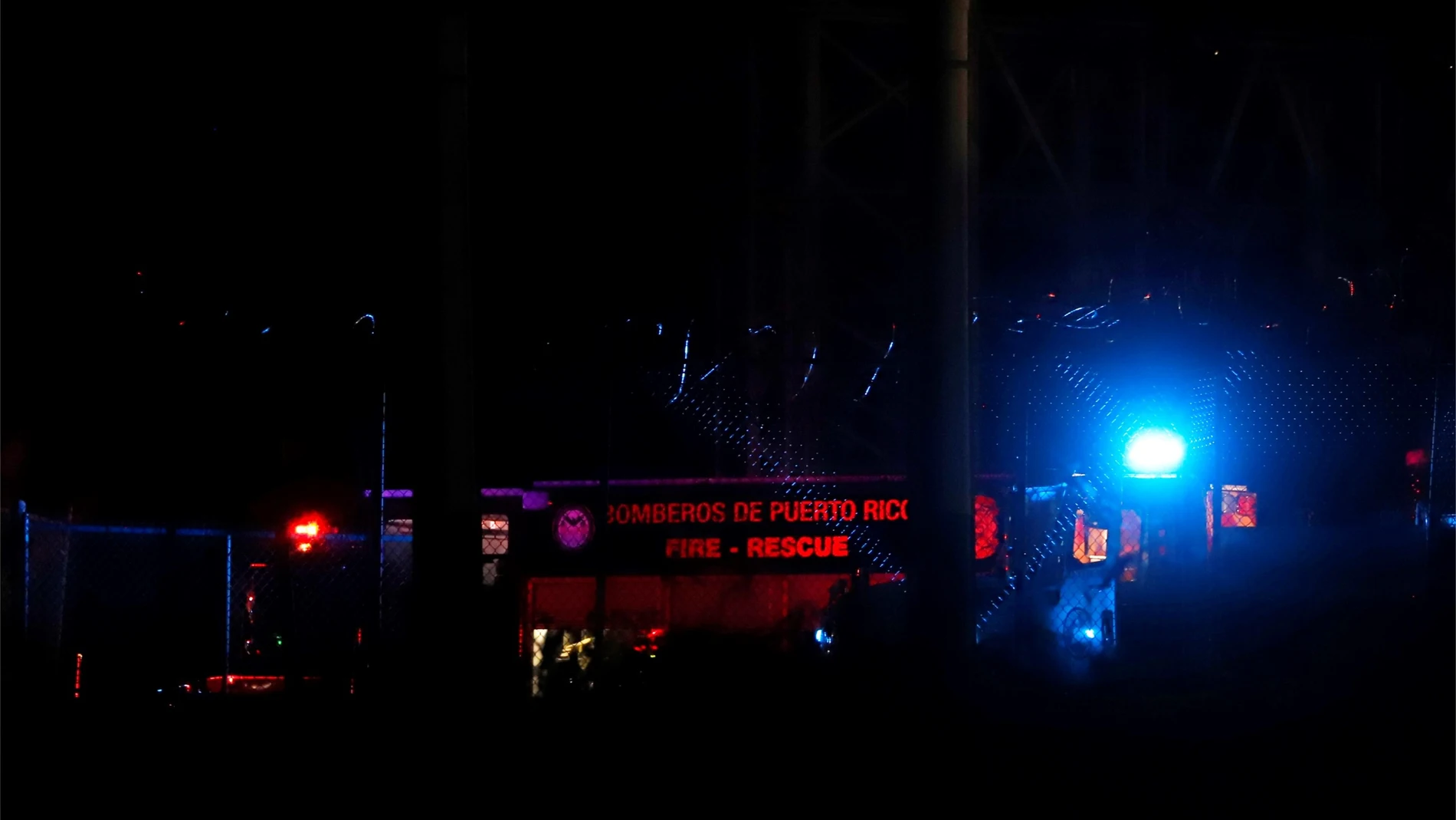 Foto de archivo- Vista hoy de un camión de Bomberos estacionado junto a la incendiada subestación de energía de Monacillos, en San Juan (Puerto Rico).