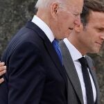 Los presidentes Emmanuel Macron y Joe Biden conversan el viernes en Cornualles