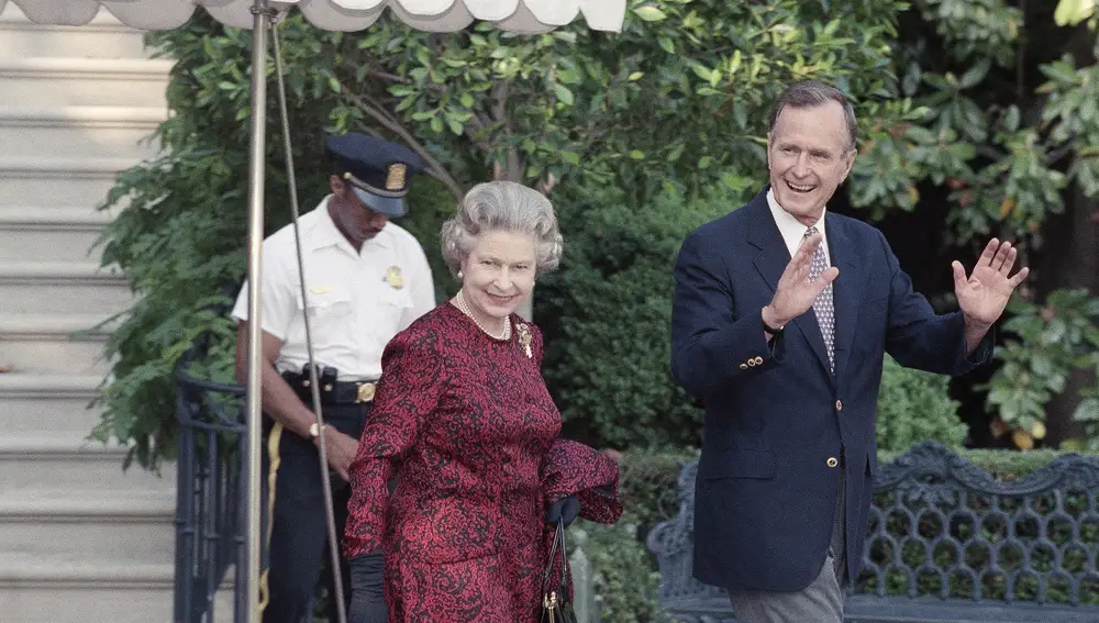 La reina Isabel II, junto al expresidente de Estados Unidos George H. Bush, presenciando un partido de baseball en 1991. AP