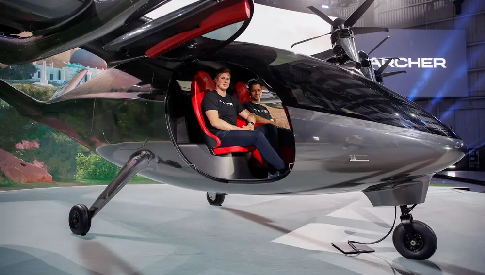 Adam Goldstein y Brett Adcock, cofundadores de Archer Aviation con un prototipo del taxi volador