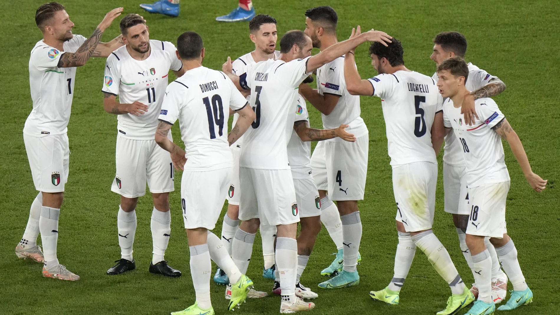 Los jugadores de Italia celebran el primer gol del partido